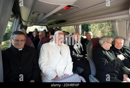 Papst Franziskus sitzt in einem Bus mit anderen Priestern auf dem Weg zurück in den Vatikan am Ende eines fünftägigen Fastenzeit Exerzitien in Ariccia, südlich von Rom, Italien, am 11. März 2016. Der Papst und seine Top-Helfer waren im "Casa del Divin Maestro"? Ein Zentrum der Spiritualität, fast 25 km vom Vatikan entfernt. Foto von ABACAPRESS.COM Stockfoto