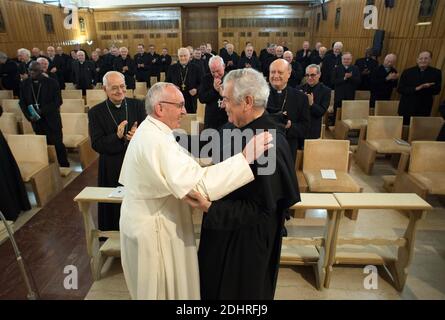 Papst Franziskus beendet am 11. März 2016 eine fünftägige geistliche Fastenzeit in Ariccia, südlich von Rom, Italien. Der Papst und seine Top-Helfer waren im "Casa del Divin Maestro"? Ein Zentrum der Spiritualität, fast 25 km vom Vatikan entfernt. Foto von ABACAPRESS.COM Stockfoto