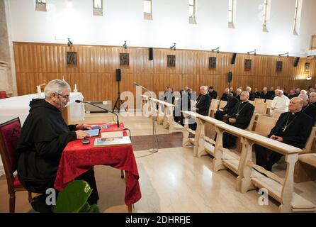 Papst Franziskus beendet am 11. März 2016 eine fünftägige geistliche Fastenzeit in Ariccia, südlich von Rom, Italien. Der Papst und seine Top-Helfer waren im "Casa del Divin Maestro"? Ein Zentrum der Spiritualität, fast 25 km vom Vatikan entfernt. Foto von ABACAPRESS.COM Stockfoto