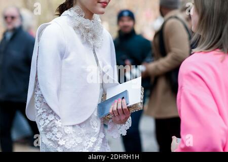 Street style, Araya Alberta Hargate Ankunft in Giambattista Valli Herbst-Winter 2016-2017 Show im Grand Palais, in Paris, Frankreich, am 7. März 2016 statt. Foto von Marie-Paola Bertrand-Hillion/ABACAPRESS.COM Stockfoto