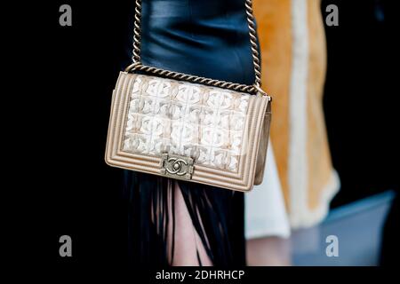 Street Style, Ankunft in Chanel Herbst-Winter 2016-2017 Show im Grand Palais, in Paris, Frankreich, am 8. März 2016 statt. Foto von Marie-Paola Bertrand-Hillion/ABACAPRESS.COM Stockfoto