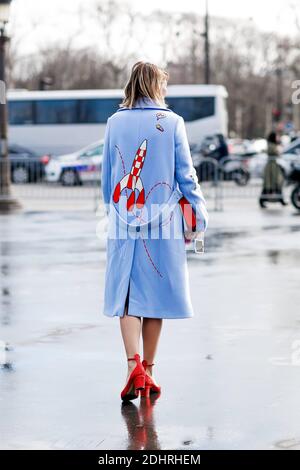 Street style, Elisa Nalin Ankunft in Chanel Herbst-Winter 2016-2017 Show im Grand Palais, in Paris, Frankreich, am 8. März 2016 statt. Foto von Marie-Paola Bertrand-Hillion/ABACAPRESS.COM Stockfoto