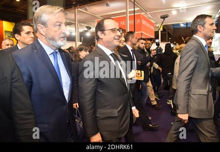 Der französische Präsident Francois Hollande und der Präsident des Syndicat National de l'Edition SNE (National Edition Federation) Vincent Montagne eröffnen offiziell den 36. Salon du Livre (umbenannt in 'Livre Paris'), die alljährliche Pariser Buchmesse, die am 17. März 2016 auf der Pariser Expo Porte de Versailles in Paris, Frankreich, stattfindet. Südkorea ist in diesem Jahr Ehrengast der Buchmesse, da das Land den 130. Jahrestag der diplomatischen Beziehungen zu Frankreich feiert. Foto von Christian Liewig/ABACAPRESS.COM Stockfoto