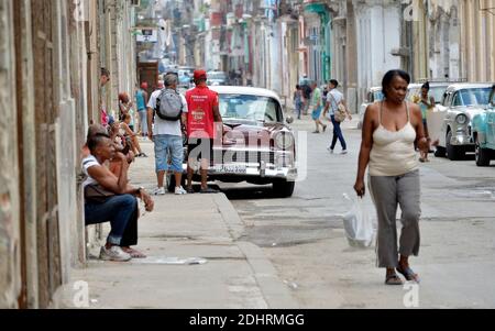 Ein altes Auto fährt am 17. März 2016 vor der US-Botschaft in Havanna, Kuba, vorbei. US-Präsident Barack Obamas geplanter Besuch in Kuba am 21-22. März macht ihn zum ersten US-amtierenden Präsidenten seit 88 Jahren, der dies tut. Foto von Olivier Douliery/ABACAPRESS.COM Stockfoto