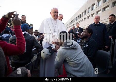 Papst Franziskus wusch und küsste die Füße muslimischer, christlicher und hinduistischer Flüchtlinge während einer Osterwoche mit Asylsuchenden in einem Tierheim in Castelnuovo di Porto, außerhalb von Rom, Italien am 24. März 2016. Der Gründonnerstag-Ritus reenacts das Fußwaschritual Jesus durchgeführt auf seine Apostel, bevor sie gekreuzigt, und ist als Geste des Dienstes gemeint. Foto von ABACAPRESS.COM Stockfoto