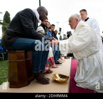 Papst Franziskus wusch und küsste die Füße muslimischer, christlicher und hinduistischer Flüchtlinge während einer Osterwoche mit Asylsuchenden in einem Tierheim in Castelnuovo di Porto, außerhalb von Rom, Italien am 24. März 2016. Der Gründonnerstag-Ritus reenacts das Fußwaschritual Jesus durchgeführt auf seine Apostel, bevor sie gekreuzigt, und ist als Geste des Dienstes gemeint. Foto von ABACAPRESS.COM Stockfoto