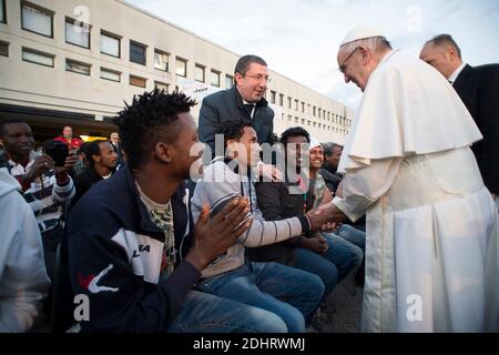 Papst Franziskus wusch und küsste die Füße muslimischer, christlicher und hinduistischer Flüchtlinge während einer Osterwoche mit Asylsuchenden in einem Tierheim in Castelnuovo di Porto, außerhalb von Rom, Italien am 24. März 2016. Der Gründonnerstag-Ritus reenacts das Fußwaschritual Jesus durchgeführt auf seine Apostel, bevor sie gekreuzigt, und ist als Geste des Dienstes gemeint. Foto von ABACAPRESS.COM Stockfoto