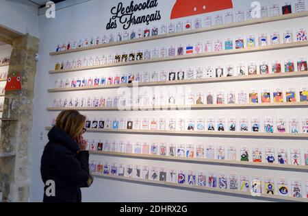 Vernissage de l'Exposition 'Paques pour les yeux' a la galerie d'Art Sergeant Paper. Une Exposition de 500 Tablettes de chocolat dont les emballages, uniques et originaux, ont ete realisiert par une centaine d'artistes (Charlotte Le Bon, Soledad, Jean Andre) pour le compte de la jeune societe Le Chocolat des Francais, dont les produits sont 100% Made in France. Les Tablettes sont vendues entre 25 et 300 Euros au Profit de l'Association 'UN enfant par la main'. Le 24 mars 2016, A Paris, Frankreich. Foto Edouard Bernaux/Abacapress. Stockfoto