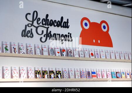 Vernissage de l'Exposition 'Paques pour les yeux' a la galerie d'Art Sergeant Paper. Une Exposition de 500 Tablettes de chocolat dont les emballages, uniques et originaux, ont ete realisiert par une centaine d'artistes (Charlotte Le Bon, Soledad, Jean Andre) pour le compte de la jeune societe Le Chocolat des Francais, dont les produits sont 100% Made in France. Les Tablettes sont vendues entre 25 et 300 Euros au Profit de l'Association 'UN enfant par la main'. Le 24 mars 2016, A Paris, Frankreich. Foto Edouard Bernaux/Abacapress. Stockfoto