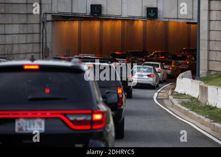 US-Präsident Barack Obamas Autokolonne wird durch starken Verkehr verlangsamt, der den 12th Street Tunnel auf dem Weg zurück zum Weißen Haus am 26. März 2016 in Washington, DC, USA betritt. Präsident Obama spielte Golf auf der Andrews Air Force Base am Samstagnachmittag. Hoto von Drew Angerer/Pool/ABACAPRESS.COM Stockfoto