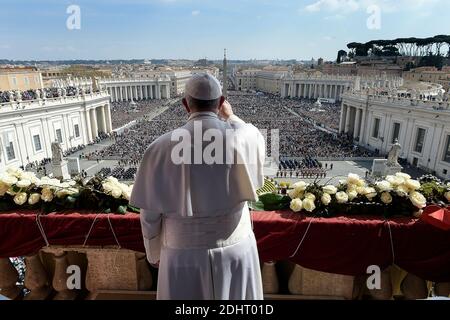Papst Franziskus überbringt den Gläubigen nach der Ostermesse auf dem Petersplatz im Vatikan am 27. März 2016 die Botschaft und den Segen von Urbi und Orbi. Papst Franziskus hat in seiner traditionellen Osterrede diejenigen verurteilt, die Migranten nicht helfen können. Foto von ABACAPRESS.COM Stockfoto