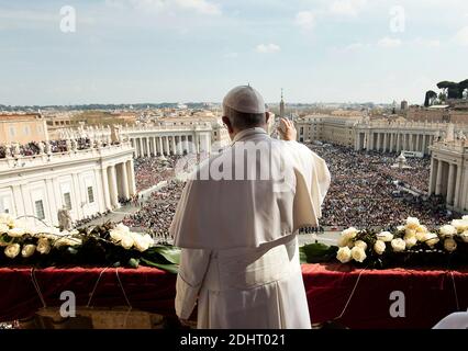 Papst Franziskus überbringt den Gläubigen nach der Ostermesse auf dem Petersplatz im Vatikan am 27. März 2016 die Botschaft und den Segen von Urbi und Orbi. Papst Franziskus hat in seiner traditionellen Osterrede diejenigen verurteilt, die Migranten nicht helfen können. Foto von ABACAPRESS.COM Stockfoto