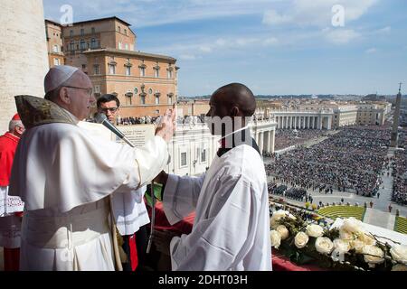 Papst Franziskus überbringt den Gläubigen nach der Ostermesse auf dem Petersplatz im Vatikan am 27. März 2016 die Botschaft und den Segen von Urbi und Orbi. Papst Franziskus hat in seiner traditionellen Osterrede diejenigen verurteilt, die Migranten nicht helfen können. Foto von ABACAPRESS.COM Stockfoto