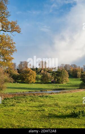 Farnborough Hall Gelände im Herbst von der Straße aus gesehen. Warwickshire, England Stockfoto