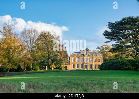 Westseite der Farnborough Hall im Herbst von der Straße aus gesehen. Warwickshire, England Stockfoto