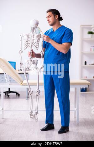 Männlicher Doktor Dozent demonstriert Skelett Stockfoto