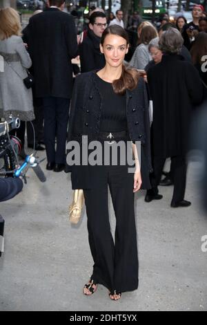 CHARLOTTE LE BON ANKUNFT AU DATEI 'CHANEL' LORS DE LA FASHION WEEK DE PARIS Foto von Nasser Berzane/ABACAPRESS.COM Stockfoto