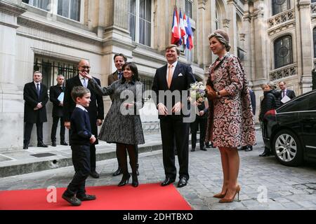 LE ROI WILLEM-ALEXANDER ET LA REINE MAXIMA DES PAYS-BAS ARRIVENT A L'HOTEL DE VILLE DE PARIS RECU PAR LA MAIR ANNE HIDALGO ET HARLEM DESIR SECRETAIRE D'EAT AUX AFFAIRES EUROPEENNES. Foto von Nasser Berzane/ABACAPRESS.COM Stockfoto