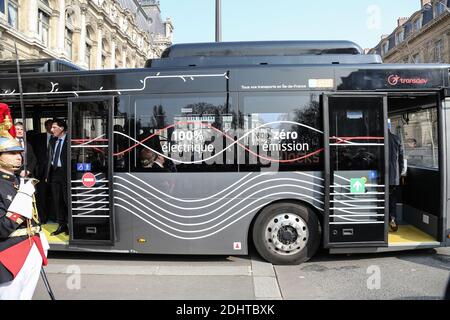 LE ROI WILLEM-ALEXANDER ET LA REINE MAXIMA DES PAYS-BAS QUITTENT L'HOTEL DE VILLE DE PARIS EN BUS ELECTRIQUE DE TRANSPORT PUBLIC EB.S. Foto von Nasser Berzane/ABACAPRESS.COM Stockfoto