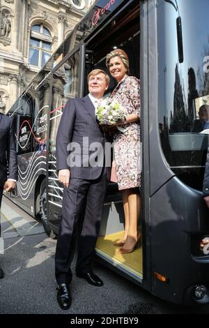 LE ROI WILLEM-ALEXANDER ET LA REINE MAXIMA DES PAYS-BAS QUITTENT L'HOTEL DE VILLE DE PARIS EN BUS ELECTRIQUE DE TRANSPORT PUBLIC EB.S. Foto von Nasser Berzane/ABACAPRESS.COM Stockfoto