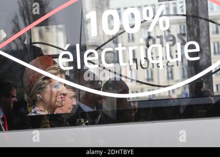 LE ROI WILLEM-ALEXANDER ET LA REINE MAXIMA DES PAYS-BAS QUITTENT L'HOTEL DE VILLE DE PARIS EN BUS ELECTRIQUE DE TRANSPORT PUBLIC EB.S. Foto von Nasser Berzane/ABACAPRESS.COM Stockfoto