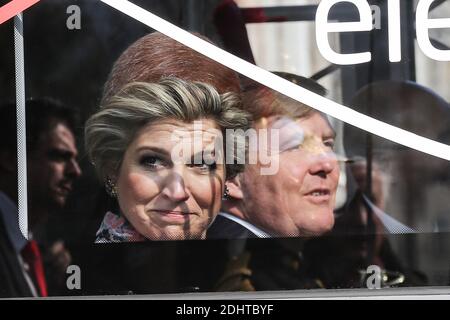 LE ROI WILLEM-ALEXANDER ET LA REINE MAXIMA DES PAYS-BAS QUITTENT L'HOTEL DE VILLE DE PARIS EN BUS ELECTRIQUE DE TRANSPORT PUBLIC EB.S. Foto von Nasser Berzane/ABACAPRESS.COM Stockfoto