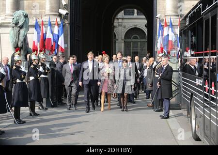 LE ROI WILLEM-ALEXANDER ET LA REINE MAXIMA DES PAYS-BAS QUITTENT L'HOTEL DE VILLE DE PARIS EN BUS ELECTRIQUE DE TRANSPORT PUBLIC EB.S. Foto von Nasser Berzane/ABACAPRESS.COM Stockfoto