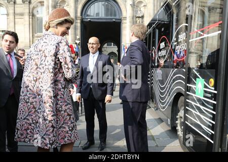 LE ROI WILLEM-ALEXANDER ET LA REINE MAXIMA DES PAYS-BAS QUITTENT L'HOTEL DE VILLE DE PARIS EN BUS ELECTRIQUE DE TRANSPORT PUBLIC EB.S. Foto von Nasser Berzane/ABACAPRESS.COM Stockfoto