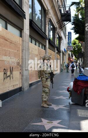 Hollywood, CA/USA - 2. Juni 2020: Soldat der Nationalgarde auf dem Hollywood Walk of Fame nach BLM-Unruhen Stockfoto