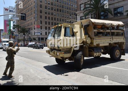 Hollywood, CA/USA - 2. Juni 2020: Truppen der Nationalgarde auf dem Hollywood Walk of Fame nach BLM-Unruhen Stockfoto