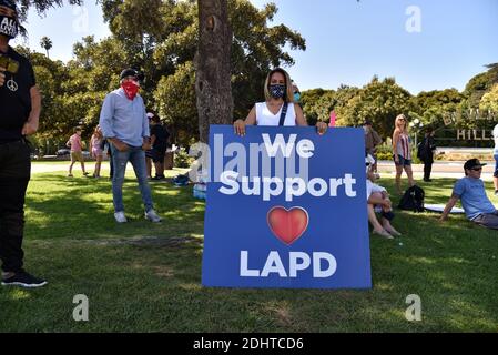 Beverly Hills, CA/USA - 1. Aug 2020: Frau mit einem Wir unterstützen LAPD-Zeichen bei einer Freiheitskundgebung Stockfoto