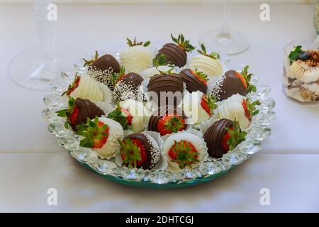 Verschiedene Schokolade getauchte Erdbeeren in einem Teller. Dessert am Valentinstag. Stockfoto