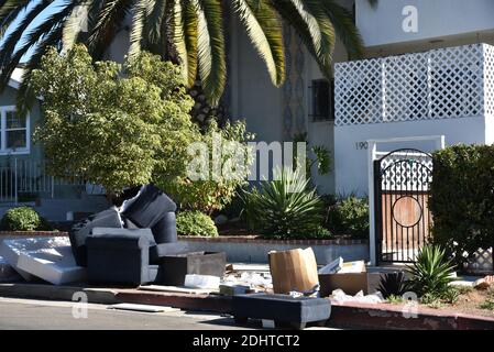 Los Angeles, CA USA - 15. November 2020: Die Einrichtung einer Familie auf der Straße nach einer Räumung nach langen Coronavirus-Sperren Stockfoto