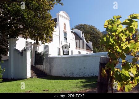 Das Herrenhaus, historisches Gebäude im kapholländischen Stil, in Groot Constantia, ältestes Weingut in Südafrika und Kulturerbe, Kapstadt Südafrika. Stockfoto