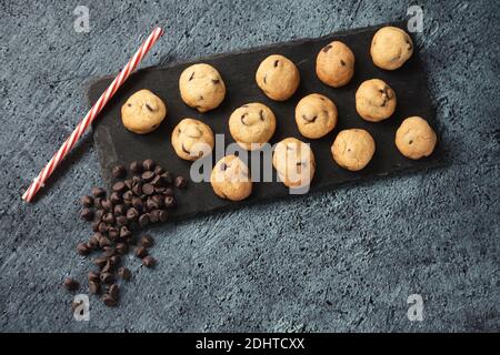 Mini Chocolate Chip Cookies auf einem eleganten schwarzen Teller serviert - Gourmet-Snacks - feines Gebäck Stockfoto