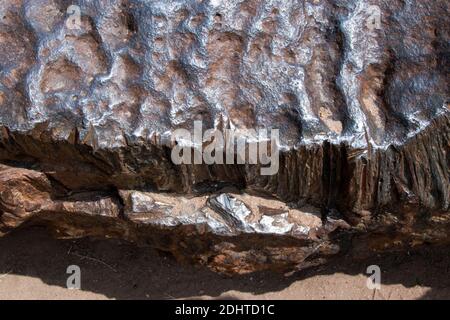 Souvenir-Jäger schneiden Eisenstücke aus dem Hoba-Meteoriten, dem größten bekannten Meteoriten der Erde, auf einer Farm in der Nähe von Grootfontein, Namibia. Stockfoto