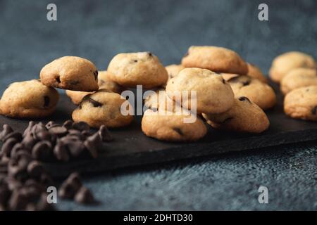 Mini Chocolate Chip Cookies auf einem eleganten schwarzen Teller serviert - Gourmet-Snacks - feines Gebäck Stockfoto