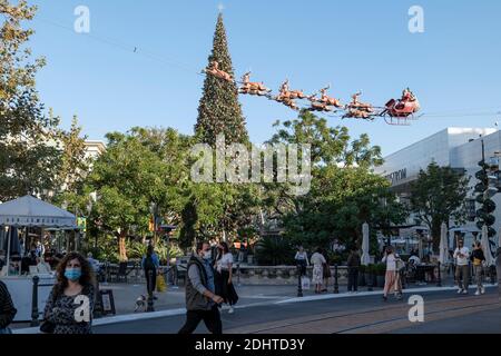 Los Angeles, CA USA - 3. Dezember 2020: Weihnachtseinkäufer in Gesichtsmasken am großen Weihnachtsbaum im Grove in LA Stockfoto