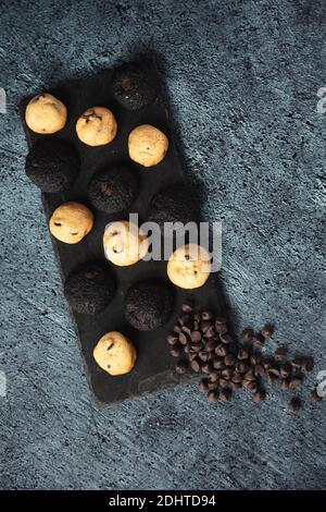 Mini Chocolate Chip Cookies auf einem eleganten schwarzen Teller serviert - Gourmet-Snacks - feines Gebäck Stockfoto