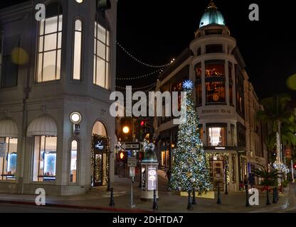 Beverly Hills, CA USA - 7. Dezember 2020: Weihnachtsbaum und Dekorationen auf dem Rodeo Drive, der aufgrund der neuen Covid-19-Quarantäne verlassen ist Stockfoto