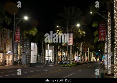 Beverly Hills, CA USA - 7. Dezember 2020: Der Rodeo Drive ist während der Christmas-Einkaufssaison wegen der neuen Covid-19-Quarantäne dekoriert und verlassen Stockfoto