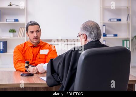 Alte Richter Treffen mit jungen Gefangenen im Gerichtsgebäude Stockfoto