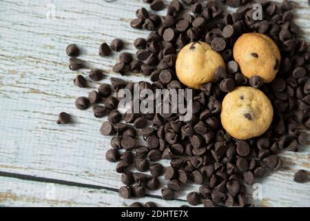 Mini Chocolate Chip Cookies auf Schokolade Chips auf einem weißen Holzhintergrund - Gourmet-Snacks - feines Gebäck Stockfoto