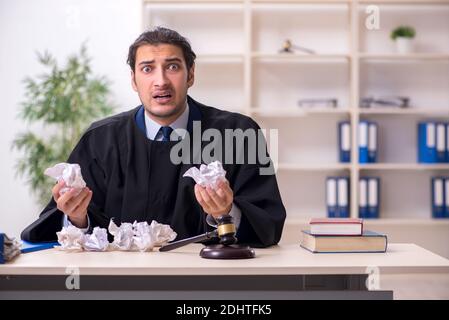 Junge Richter arbeiten im Gerichtsgebäude Stockfoto