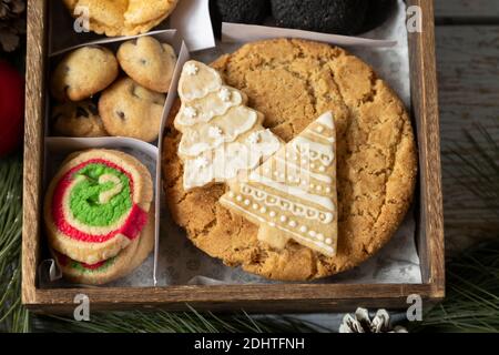 Auswahl an Weihnachtskeksen in einer Holzkiste für dekoriert Weihnachtsgeschenk - Weihnachtsinhalt - Heiligabend kulinarische Traditionen Stockfoto