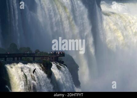 Touristen beobachten Teufelskehle von der brasilianischen Seite der Iguazu Wasserfälle an der Grenze zwischen Brasilien und Argentinien. Stockfoto