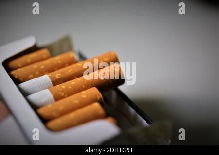 Zigarette auf schwarzem Hintergrund Stockfoto