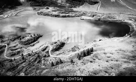 Typische Schweizer Landschaft am Tuebsee in der Schweiz in schwarz Und weiß Stockfoto