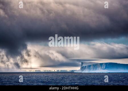 Eisberge, Gletscher und Nebel im Antarctic Sound in der Nähe von Brown Bluff, Antarktische Halbinsel Stockfoto