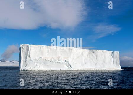 Riesiger, tafel-förmiger Eisberg im Antarctic Sound nahe Brown Bluff, Antarktische Halbinsel Stockfoto